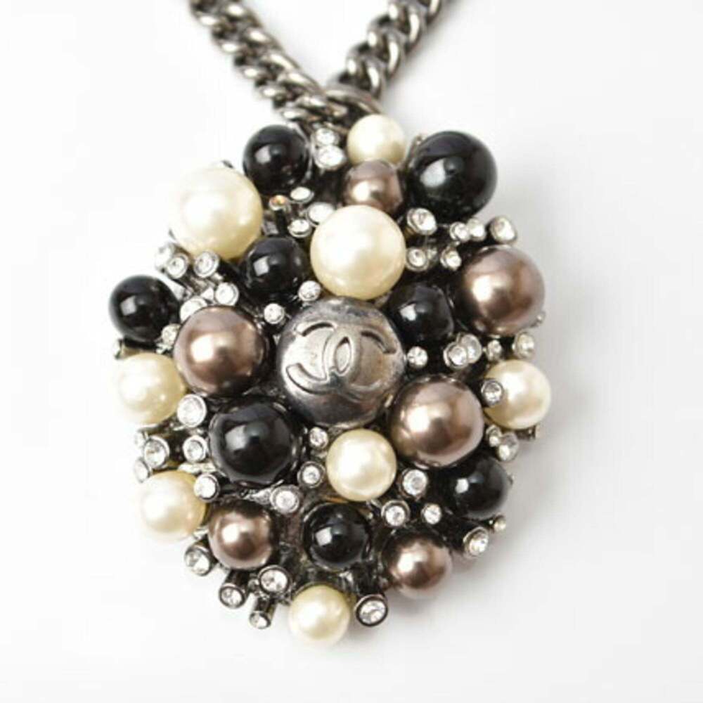 CHANEL Silver Pearl Necklace - Picture 4 of 6